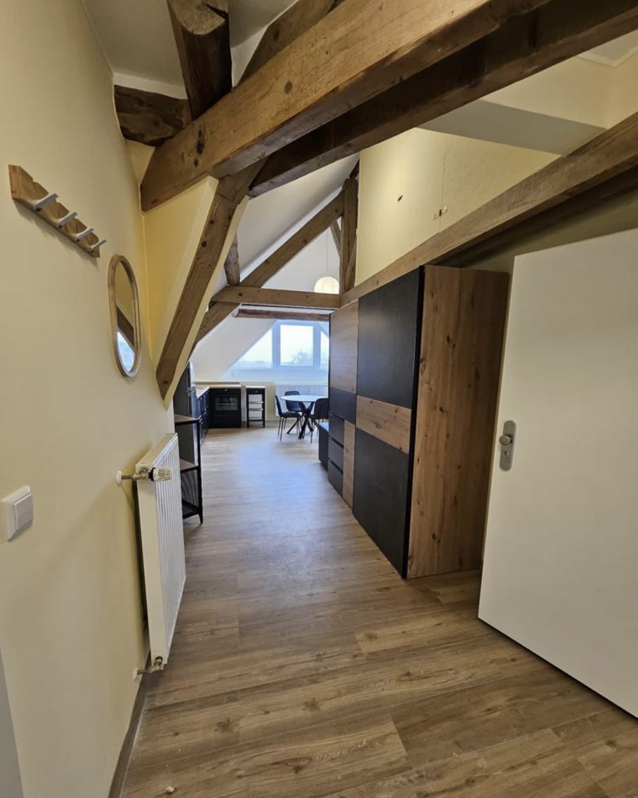 Hall mat siichtbarem Daachgebälk