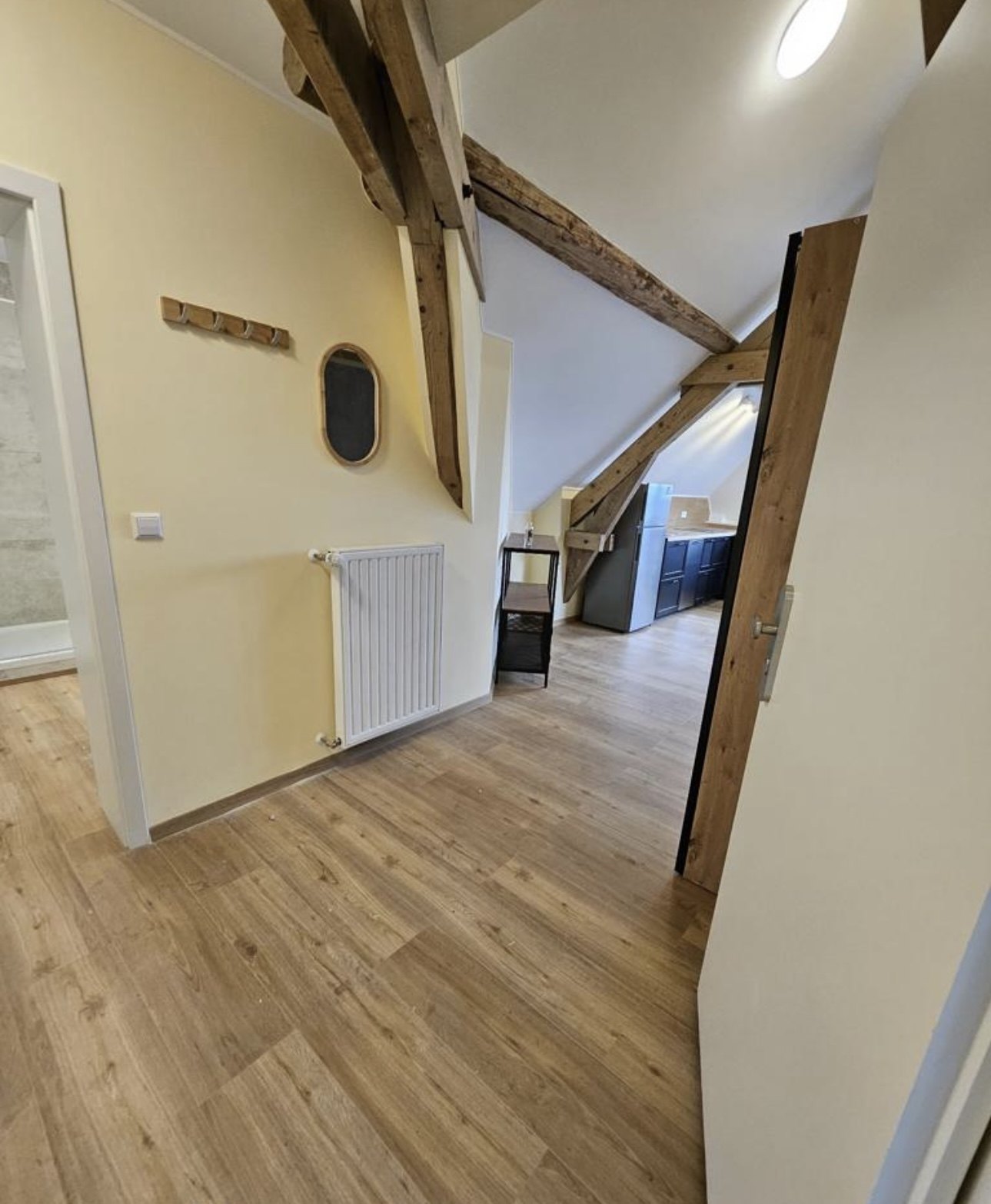 Hall mat siichtbare Balke