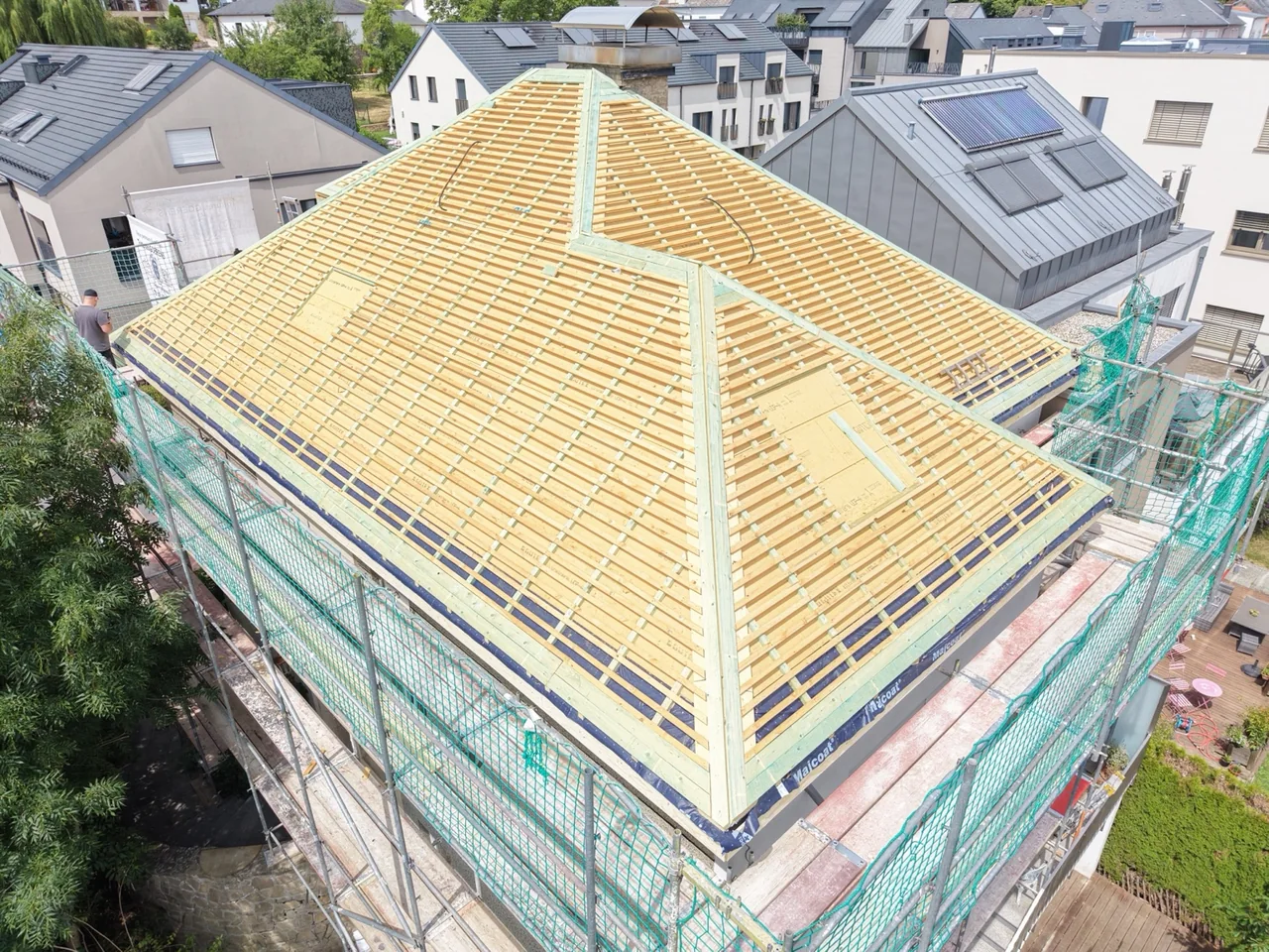 Gesamtsiicht vum Chantier: Dämmplacken an Daachlatten op den Daachflächen, virun der Daachdeckung.