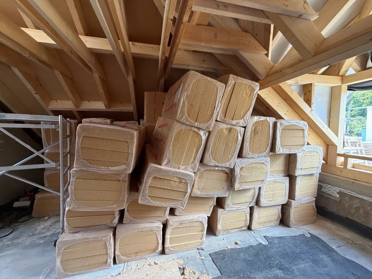 Holzfaserdämmplacken ënner dem Daachstull, prett fir d’Dämmaarbechten.